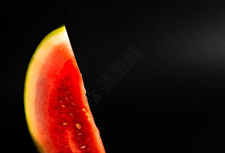黑色背景的新鲜西瓜清新和健康零食热带水果图片
