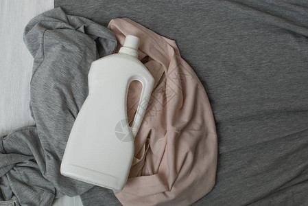 衣服和瓶子用洗涤剂顶视图图片