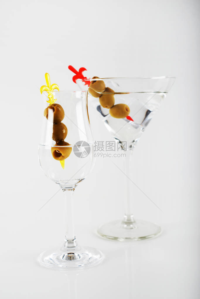 白色背景的玻璃杯中加苦艾酒的杜松子酒图片