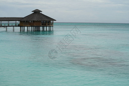 海上平房小屋风景如画图片