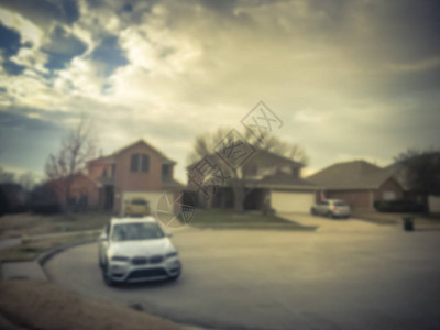 美国得克萨斯州秋季有一连排单户家庭住房的图片