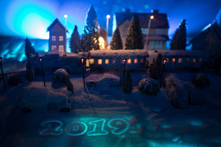 被雪覆盖夜景或圣诞节的概念图片