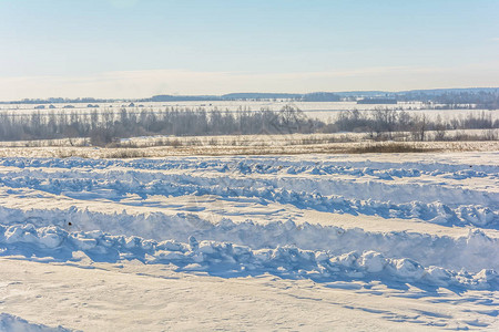 冬天积雪的田野图片