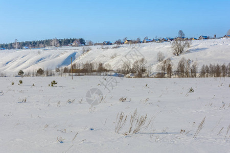 冬天的田野和周围的雪山图片