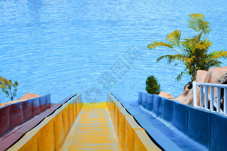 水上乐园水上乐园游泳池中的滑块背景图片