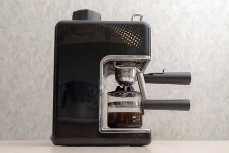 桌上有咖啡的黑咖啡机图片