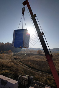 卡车起重机将区块运输到建筑工地方块图片