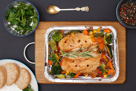 烤鸡胸肉或鱼片配蔬菜和蔬菜图片