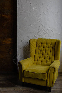 阁楼工作室的黄色椅子图片