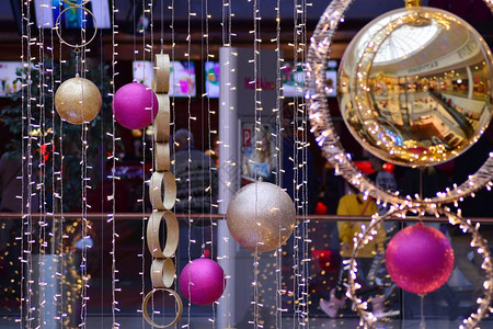 商场里明亮的圣诞装饰圣诞节和装饰用球和圣诞图片
