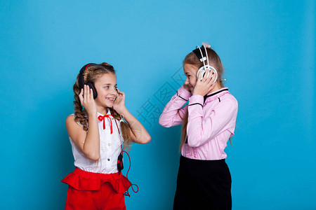 2名女孩戴耳机2名女孩戴图片