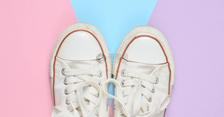 在彩色糊面背景上带白的旧复古运动鞋最小化图片