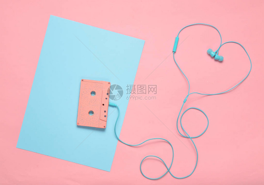 蓝色粉糊面背景的录音磁带和耳机音乐爱情概念反向风格最小图片