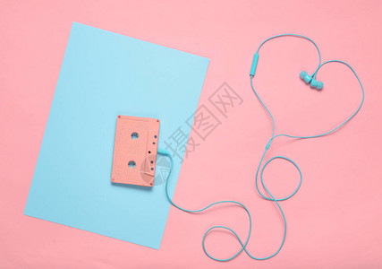 蓝色粉糊面背景的录音磁带和耳机音乐爱情概念反向风格最小图片