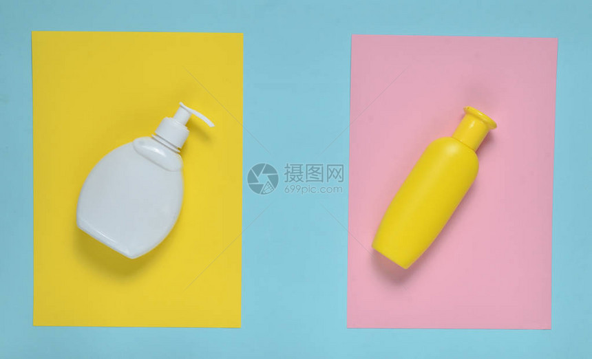 彩色柔和背景上的洗发水和液体肥皂瓶顶视图图片