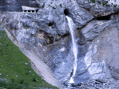 瑞士格拉鲁斯州林塔尔上方的峡谷图片