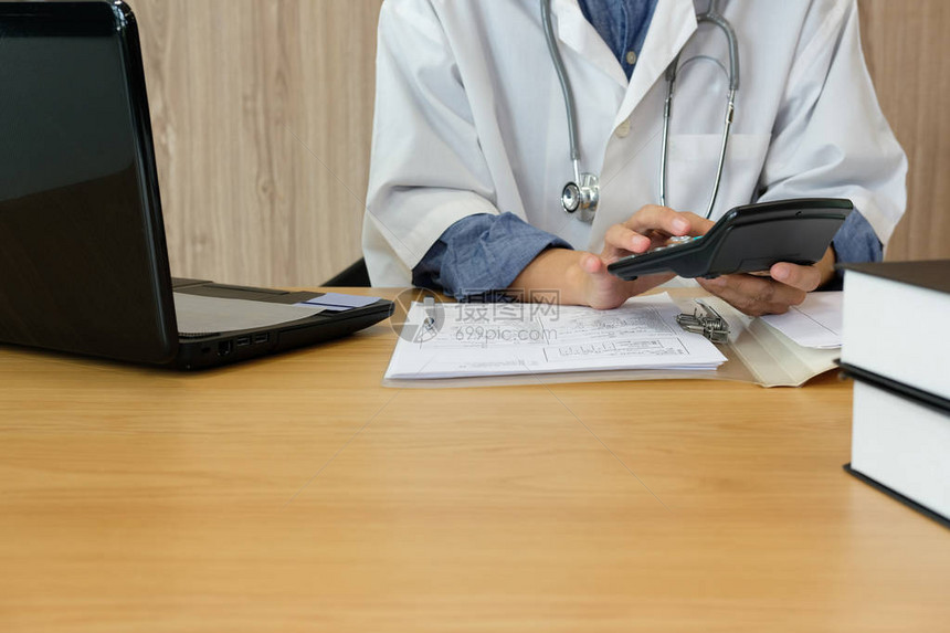 医生用听诊器计算医疗费用成本和收入从业者在诊所医图片