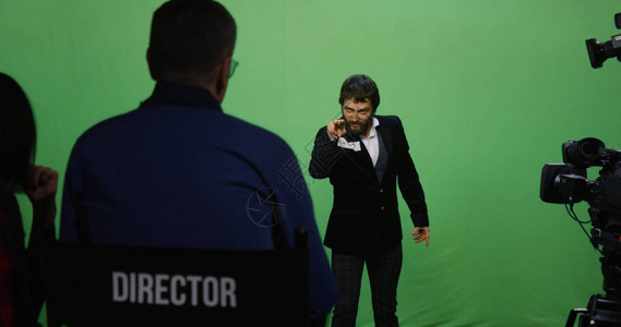 导演在看一个演员表现愤怒的格时慢图片