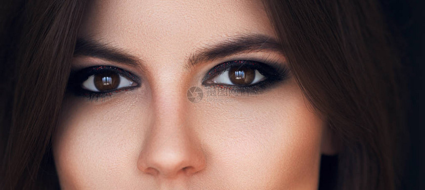 感的外观长睫毛的女眼睛烟熏眼妆眼影完美的眉毛和长的睫毛化妆品和化图片