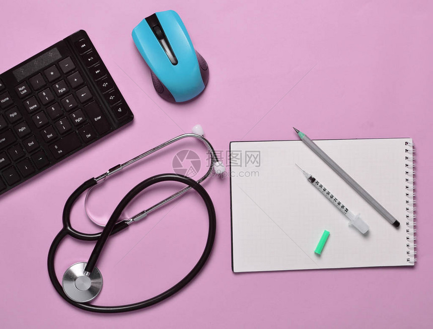 键盘无线鼠标笔记本听诊器蓝面画背景的注射器顶级视图片