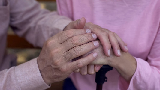 老年男覆盖女双手疗养院护理家图片