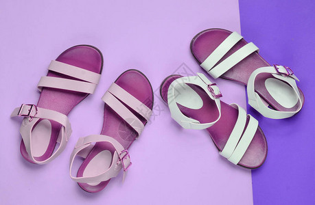 时装的皮革妇女用彩色面料背景的凉鞋夏季鞋顶图片