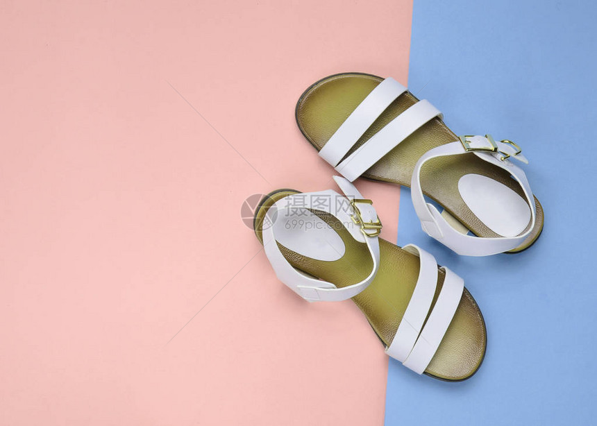 时装的皮革妇女用彩色面料背景的凉鞋夏季鞋顶图片