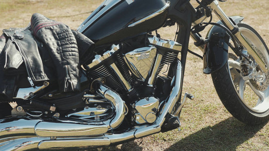 镀铬摩托车库存新黑色摩托车的侧面图图片