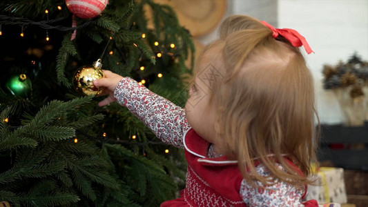 装饰圣诞树的小女孩小女孩在圣图片