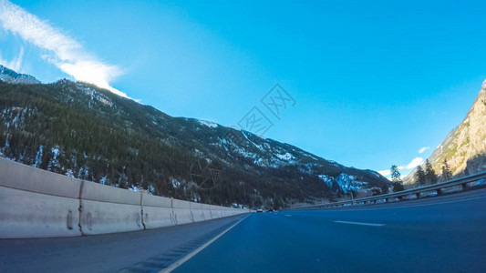 驾车西行在州际公路1背景