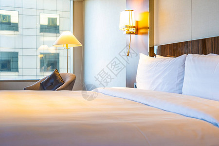床铺上美丽舒适的白色枕头内卧室内背景图片
