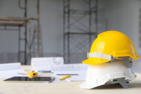 建筑工地的白色和黄色安全头盔图片