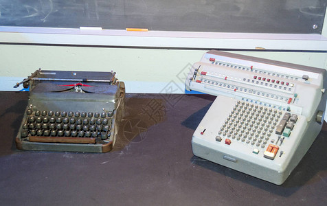 桌子上的旧打字机图片