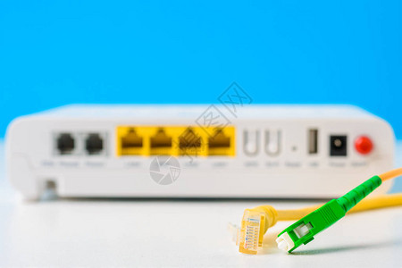 光纤和网络电缆有蓝背景的互联图片