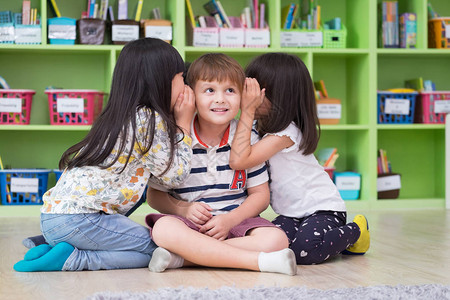 幼儿园学前班图书馆里图片