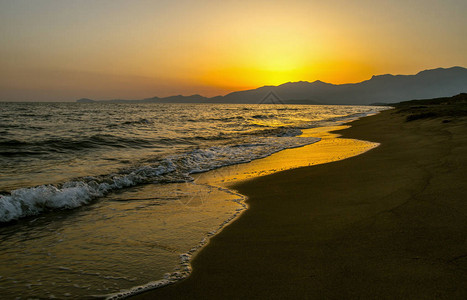 假胯宽日落时在沙滩上亚得里亚海边意大利的假背景