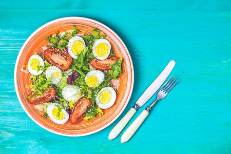 新鲜的健康沙拉有生菜鸡蛋西红柿和图片