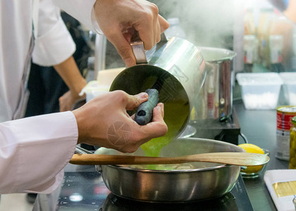 厨师在厨房做饭厨师准备食物图片