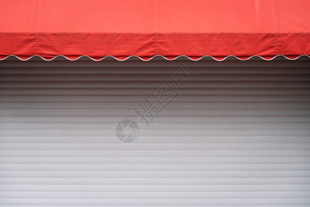白色有封闭百叶窗和红色遮阳阴影的白摊位背景图片
