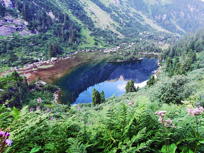 格拉鲁斯阿尔卑斯山脉的高山湖泊UntererMurgsee图片
