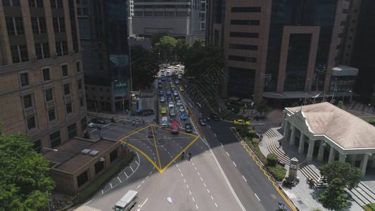 繁忙的交通过新加坡的中央街道新加坡繁忙的道路在高峰时段美图片