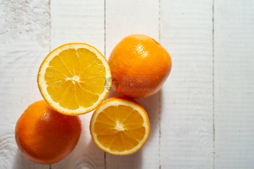 旧的白色木桌上有机橙色水果的顶级图片