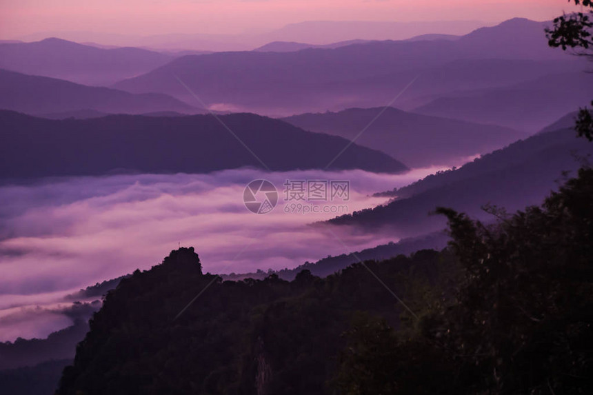 夕阳与薄雾远眺群山图片