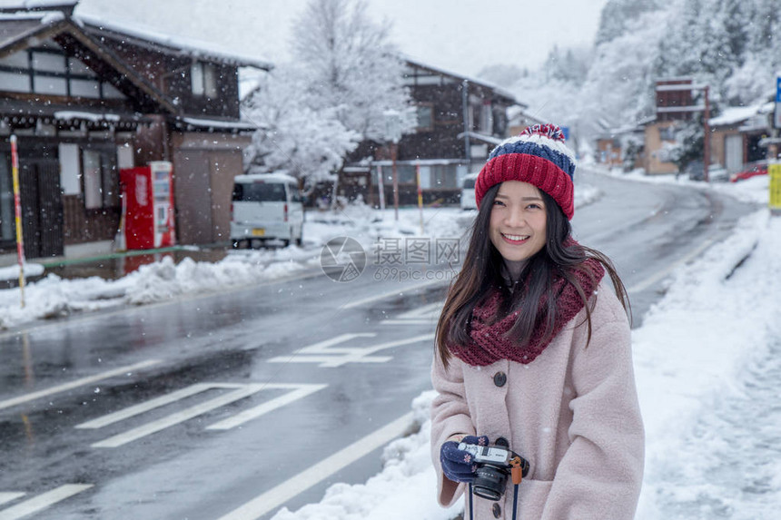 寒冬下雪时白川果村区快乐女孩图片