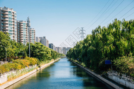 北京的现代公寓楼和滨江公园图片