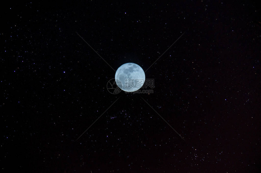 夜晚的蓝色月亮图片