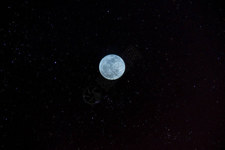夜晚的蓝色月亮图片