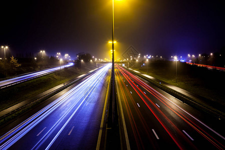 晚上在繁忙的高速公路上开关速度缓慢图片