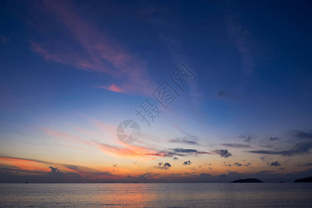泰国普吉省海中美丽的日出蓝天的云层布满图片