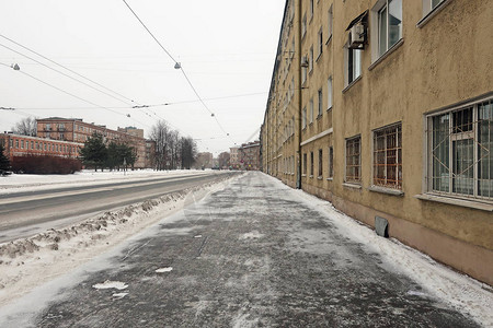 白雪覆盖的冬天城市街道图片
